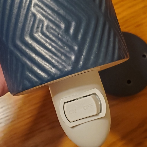 Wall Plug In Ceramic Wax Warmer - Picture 5 of 8